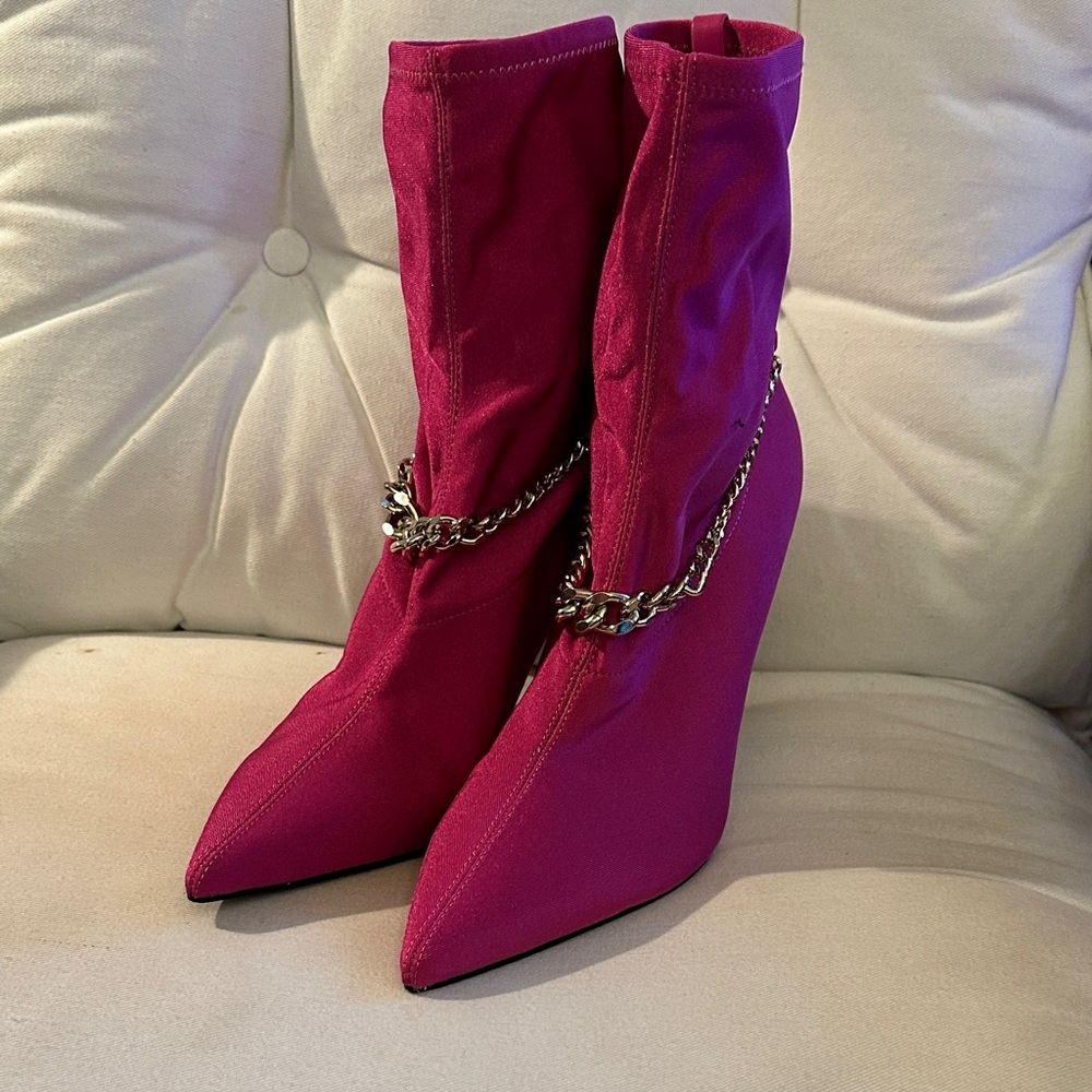 NWT Elegant “Guess” Pink Chain-Embellished Women's Boots - Picture 1 of 4